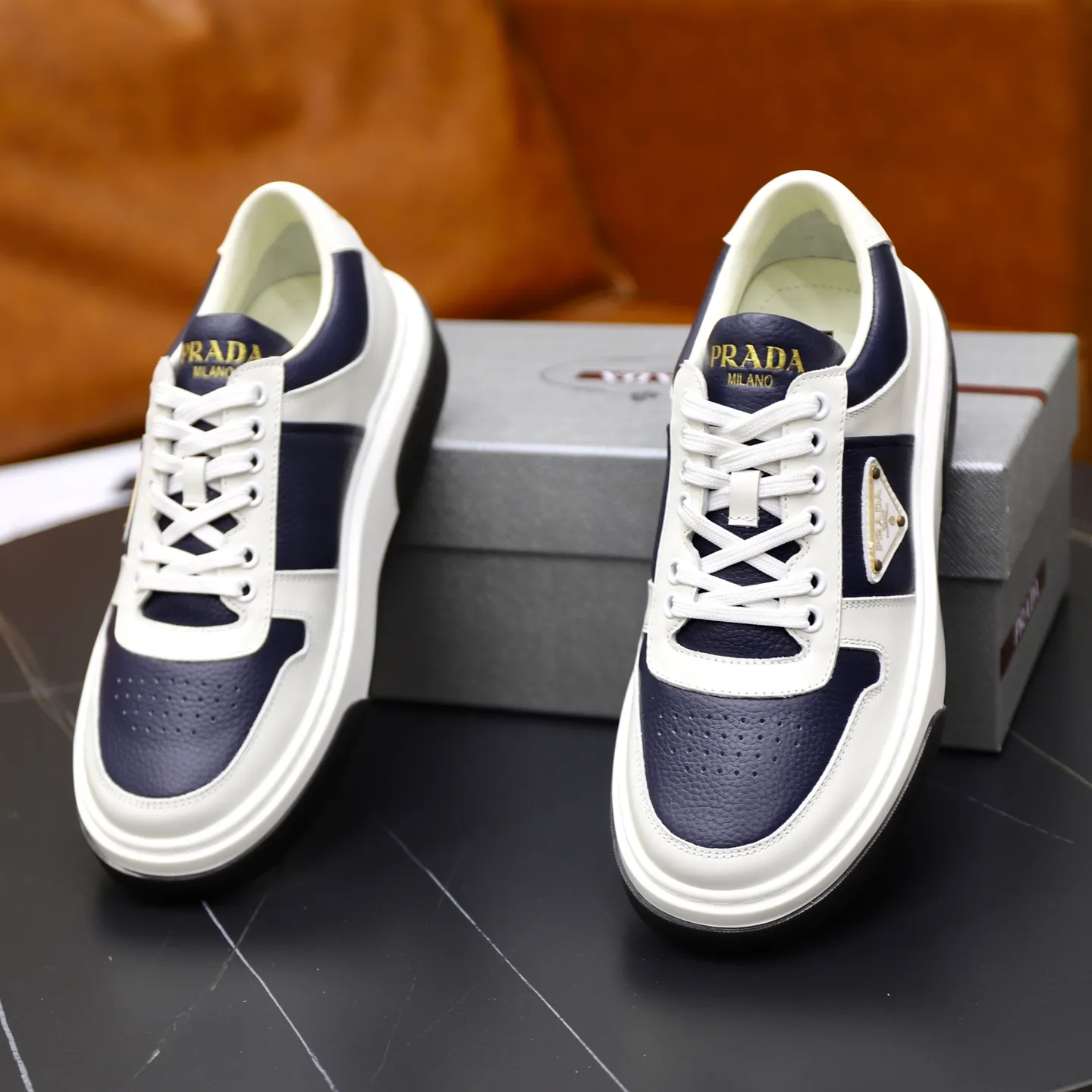 Factory price: 720💰Top original order Brand: PRADA (Prada) Standard code: Men's size 38/44 (45 can be customized) Grade: Same as the official website Material: Original cowhide stitching imported cowhide lining Original combination two-color wear-resistant soft outsole Style category: Leisure and sports version Young fashion European and American trend British style Color: Actual picture color